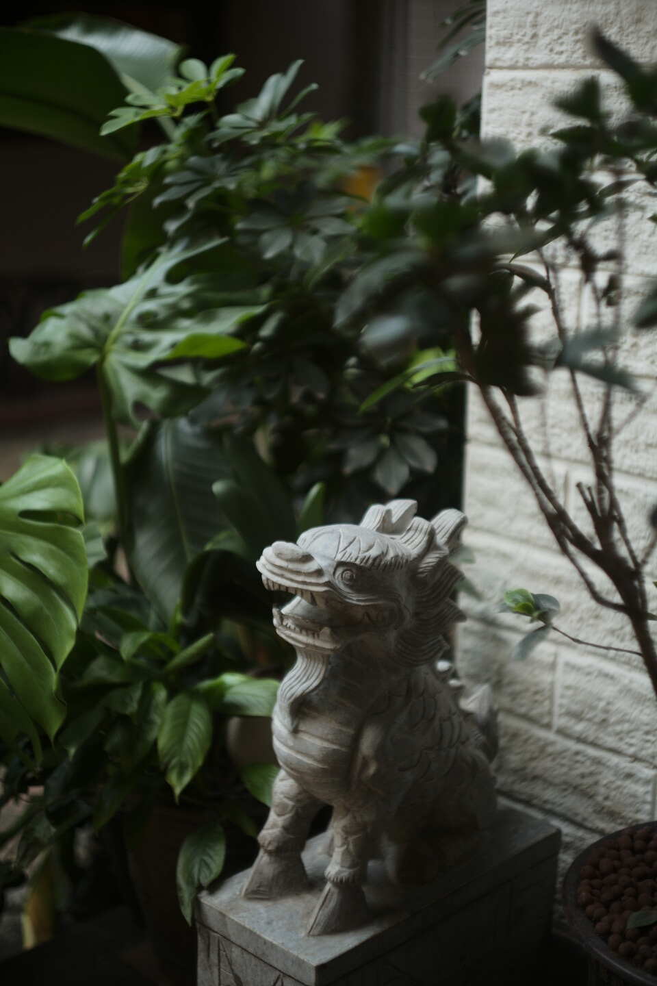 Stone guardian — gentle falloff